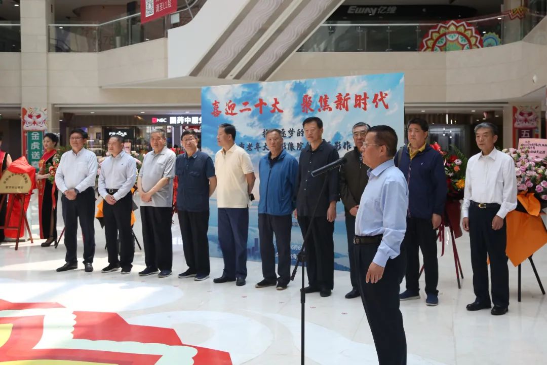 仪式上,曹延亮院长和栾少湖董事长共同为青岛市老年大学影像院教学绿