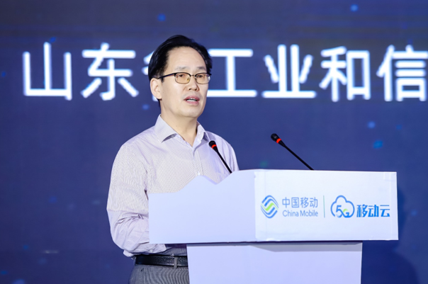 山东省工业和信息化厅 二级巡视员张登方作开幕致辞