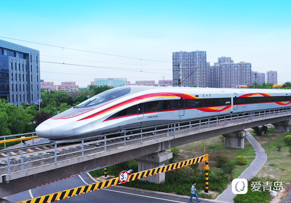 我国新型"复兴号"智能动车组首次亮相