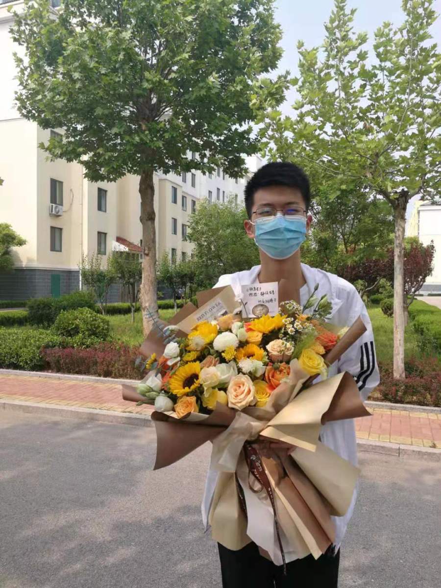 "6月25日下午4时以后,山东省高考成绩公布,莱西市实验学校张硕查询到