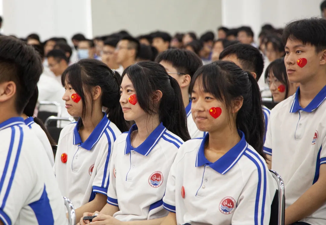青岛海山学校举行红歌高唱心向党百年风华正青春合唱比赛