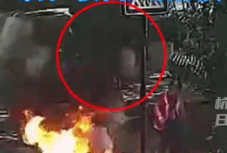 电动车|电动车为什么会爆炸起火？充电时，先插电源口还是充电口？