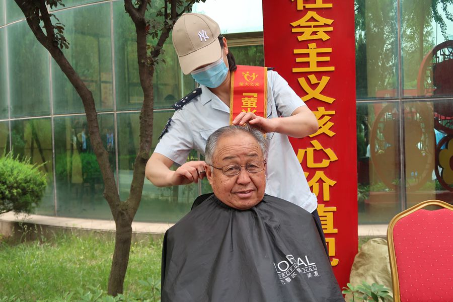 我为群众办实事·志愿五送 城阳区六月份志愿服务大集活动萤火之光志愿者为社区居民理发.JPG