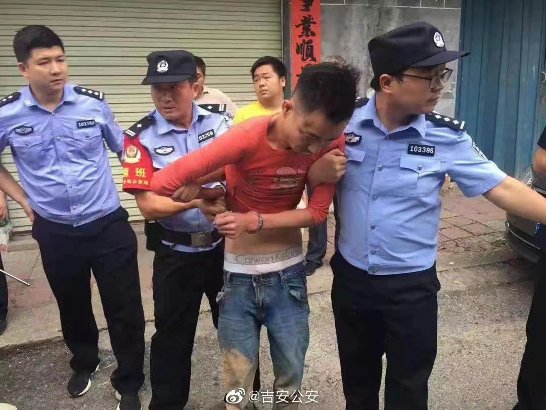 被警方抓获时，谢某已经换了衣服，不再是刚逃跑时的一身黑衣。来源：@吉安公安