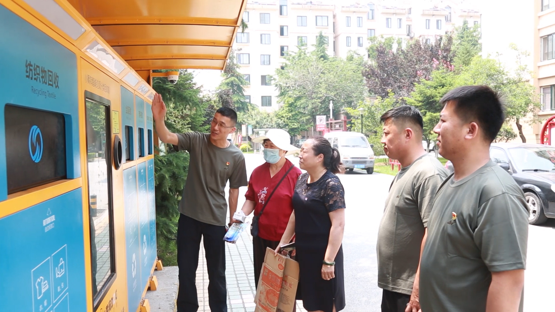 城阳街道大北曲后社区退役军人志愿团队，一支守护家乡、服务发展、优化基层治理的“铁军。图为正在开展垃圾分类宣教服务.jpg