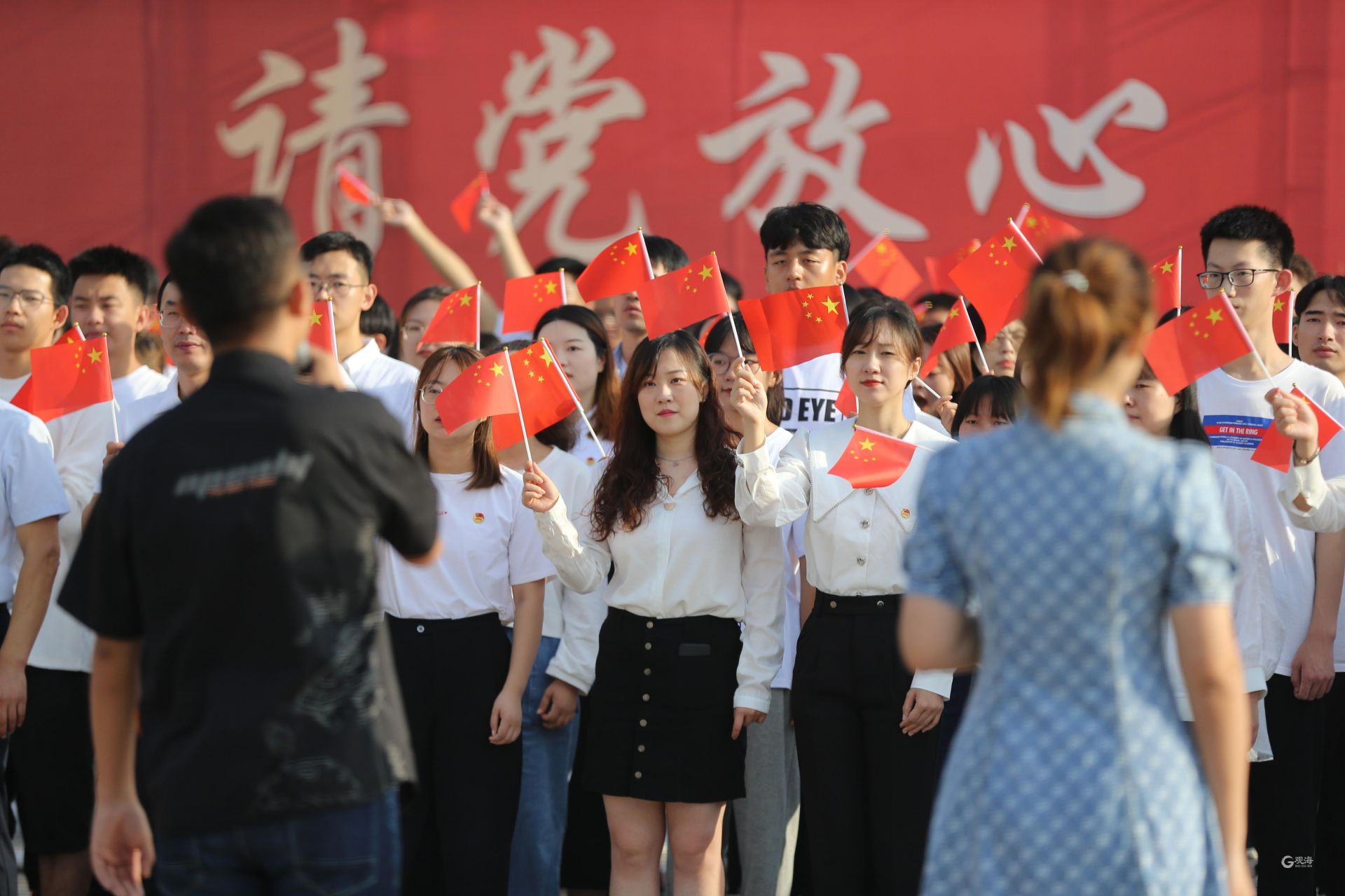 以青春之名 向祖国告白 青岛多所高校举行国庆节升国旗仪式 新闻 青岛网络广播电视台