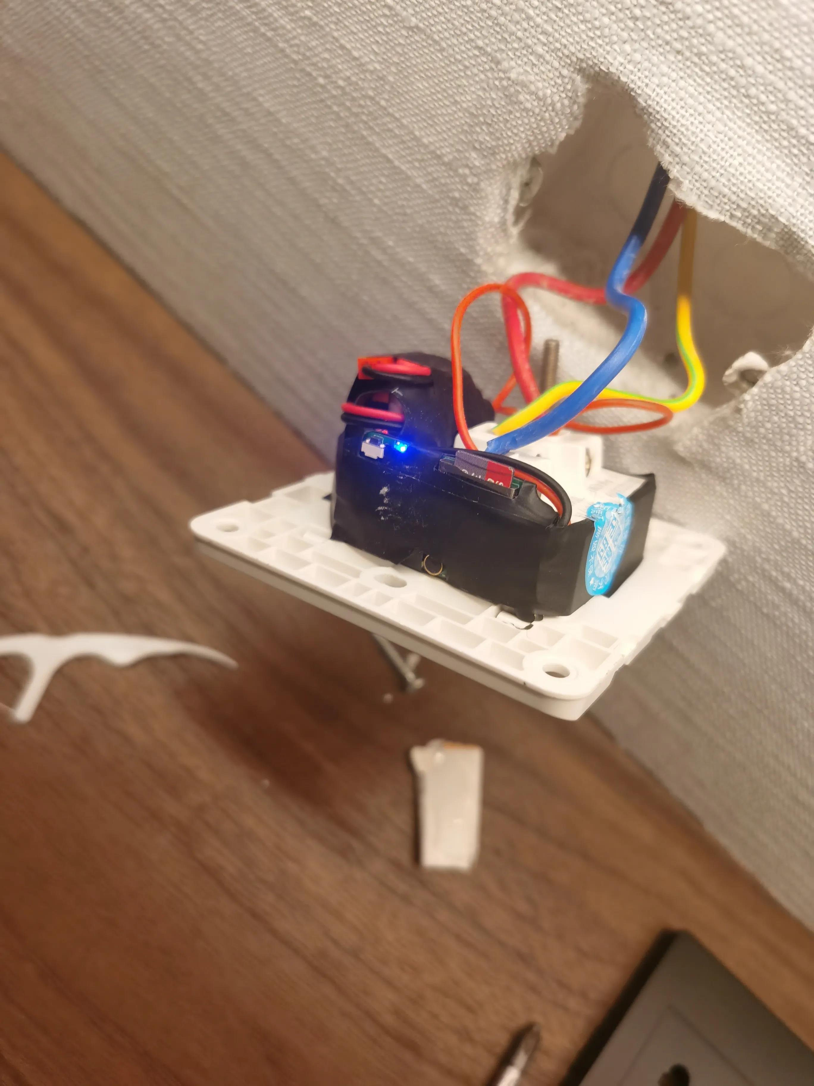 女子入住酒店房间发现摄像头换房后又发现一个