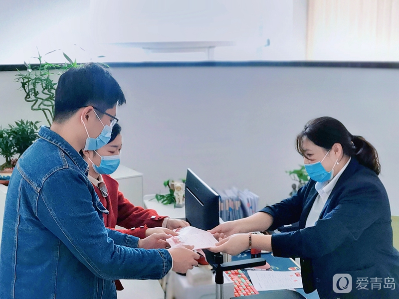 新人领取青岛市首张使用居民身份证电子证照办理的结婚证.jpg