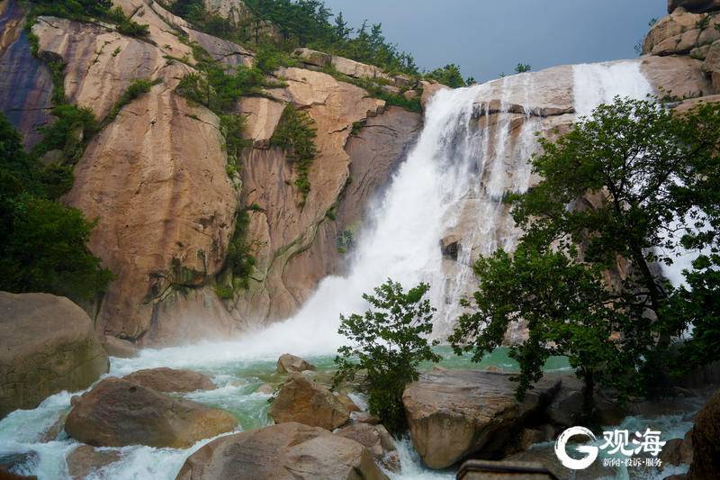 声若龙吟崂山景区现龙潭喷雨胜景