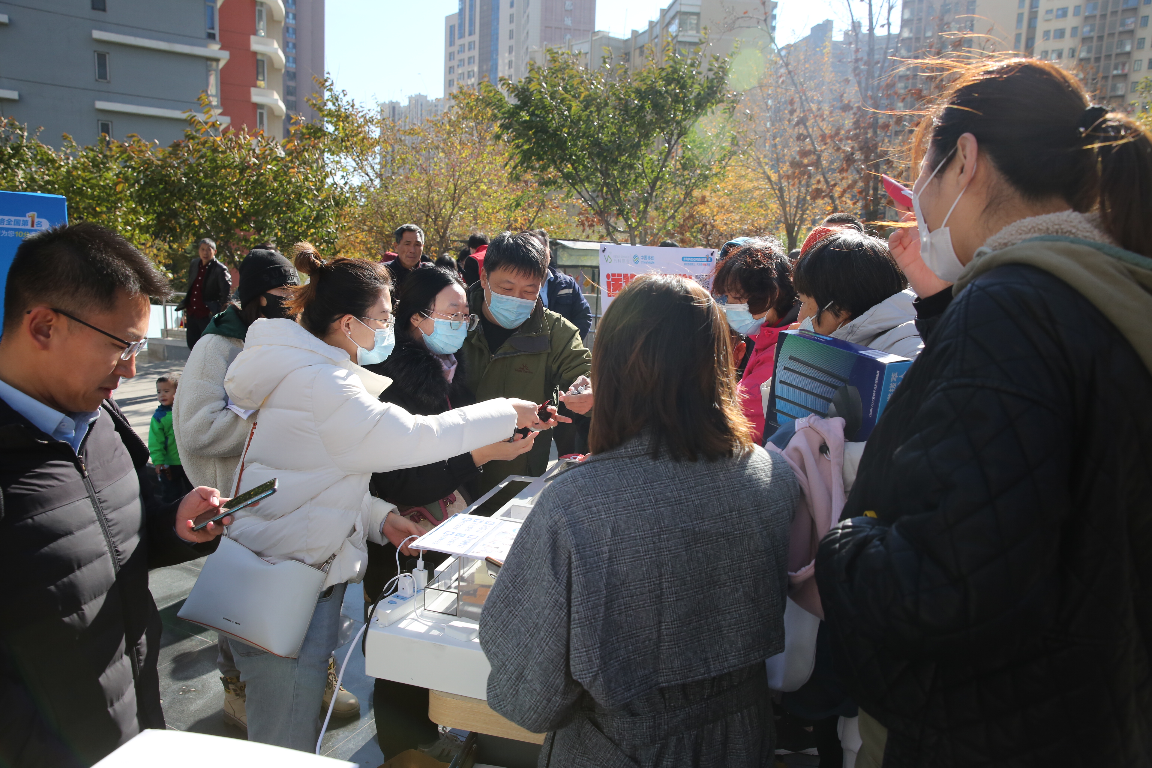 6、活动现场居民咨询办理“千兆全光WiFi”.jpg 6、活动现场居民咨询办理“千兆全光WiFi”.jpg