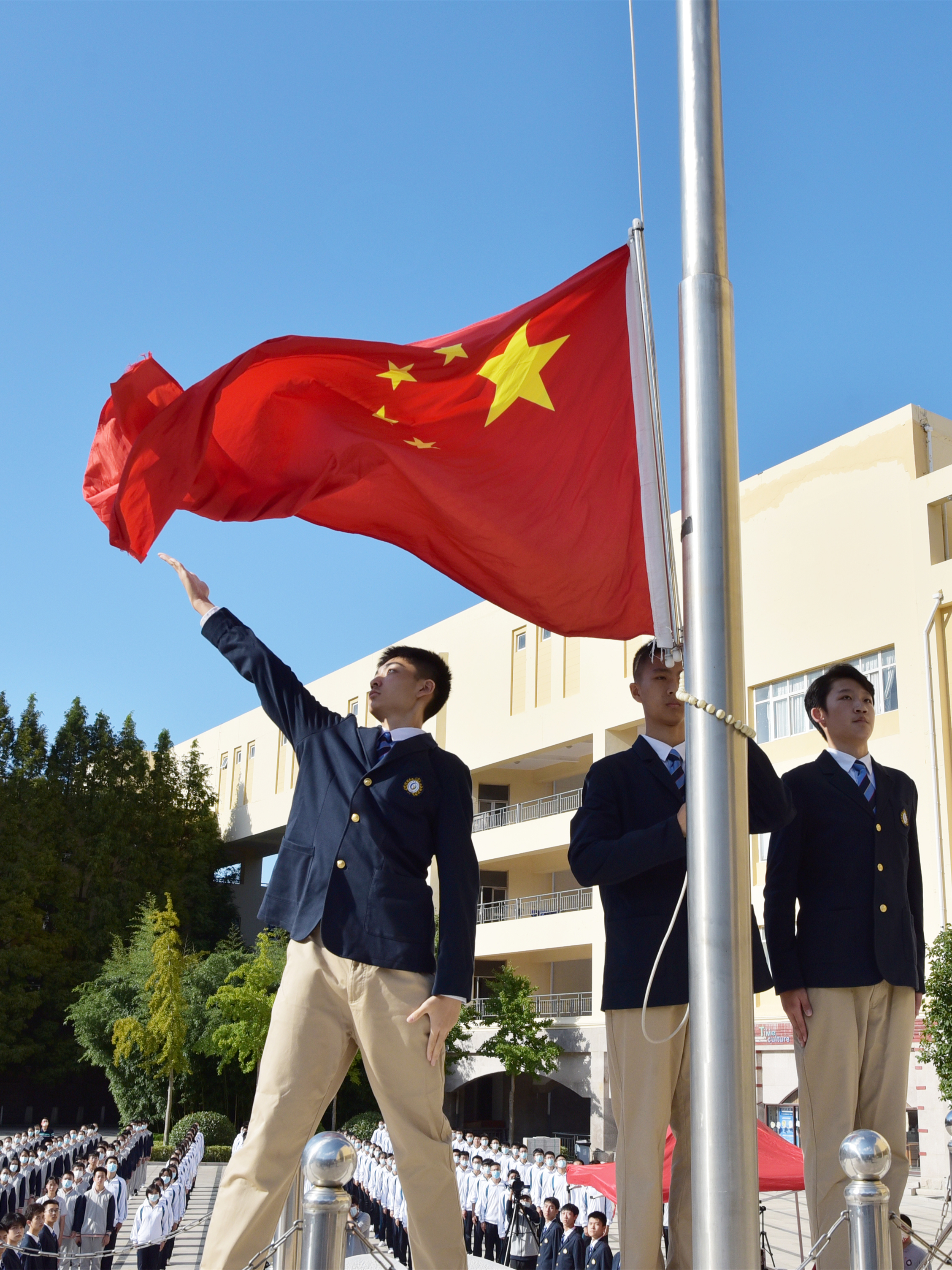 1.升国旗奏唱国歌.jpg