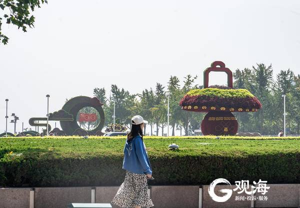 喜迎国庆！青岛街头洋溢“中国红”