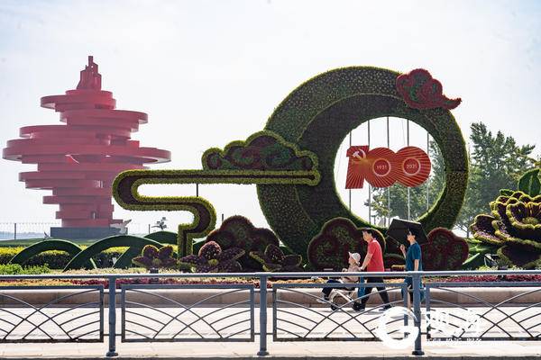 喜迎国庆！青岛街头洋溢“中国红”