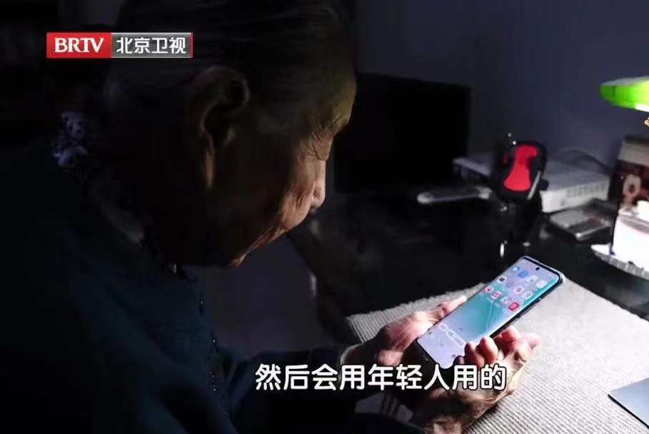 喜欢睡前玩手机的人，这6个危害可能悄然而至！癌症、痴呆，都与它有关…