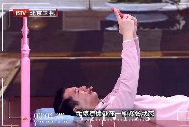 喜欢睡前玩手机的人，这6个危害可能悄然而至！癌症、痴呆，都与它有关…