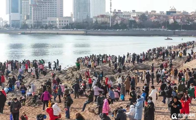 青岛栈桥人又鼓了!地下美食街座无虚席 停车场车位难求