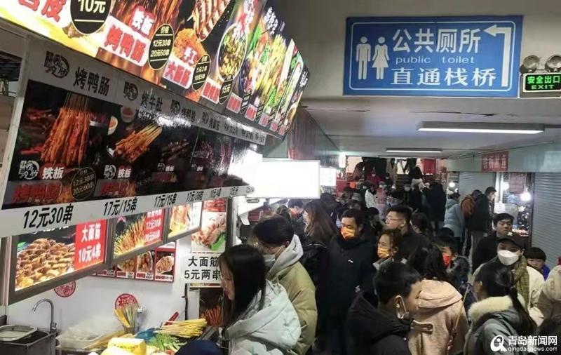 青岛栈桥人又鼓了!地下美食街座无虚席 停车场车位难求