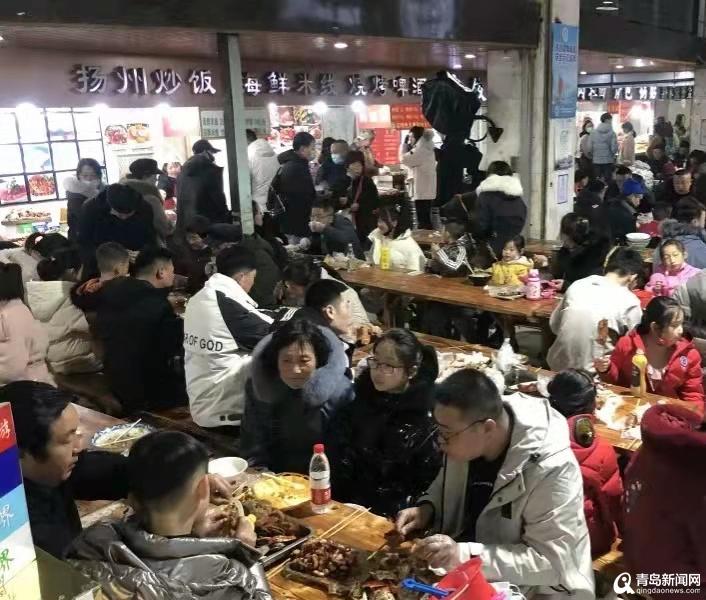 青岛栈桥人又鼓了!地下美食街座无虚席 停车场车位难求