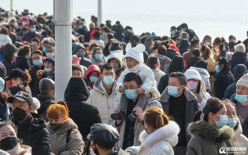 青岛栈桥人又鼓了!地下美食街座无虚席 停车场车位难求