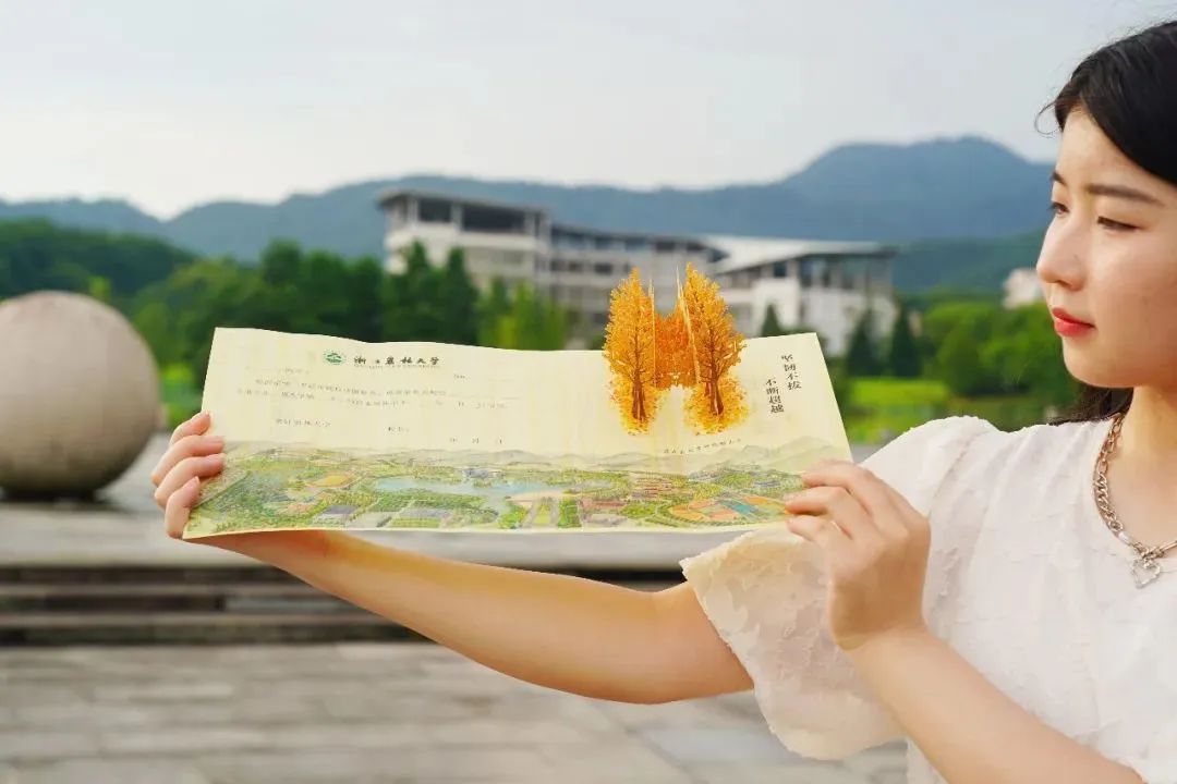 录取通知书“卷”起来了!你想要哪所大学的?