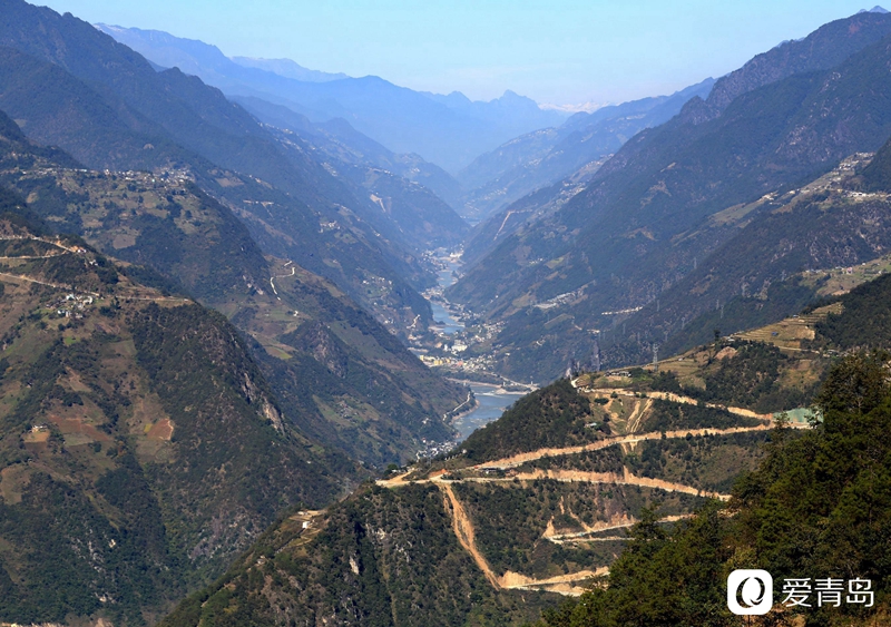 行走中的风景：汹涌奔腾的怒江之水 刀削斧凿的翠绿群山
