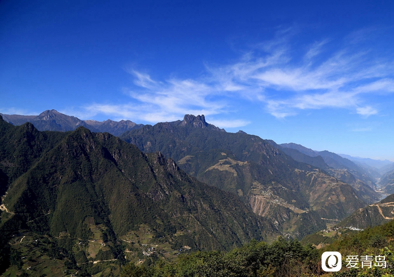 行走中的风景：汹涌奔腾的怒江之水 刀削斧凿的翠绿群山