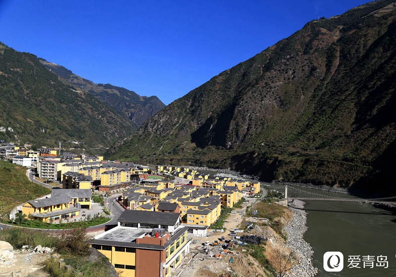 行走中的风景：汹涌奔腾的怒江之水 刀削斧凿的翠绿群山