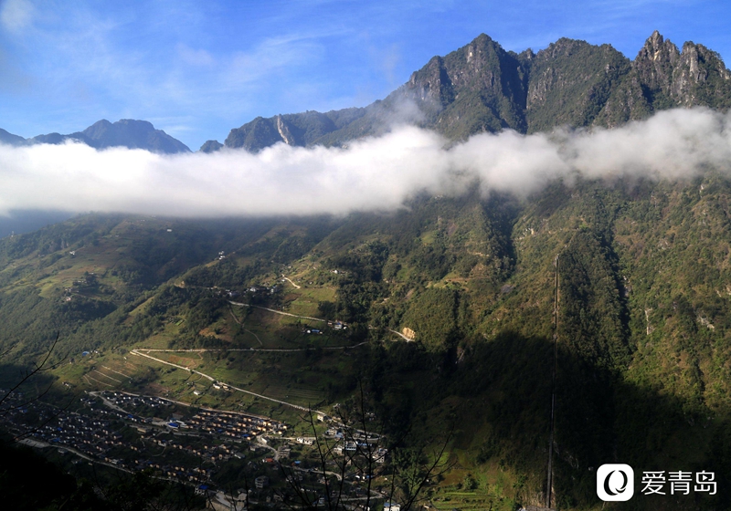 行走中的风景：汹涌奔腾的怒江之水 刀削斧凿的翠绿群山