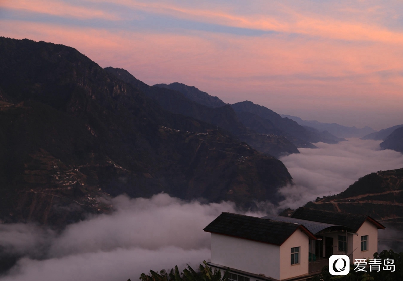 行走中的风景：汹涌奔腾的怒江之水 刀削斧凿的翠绿群山