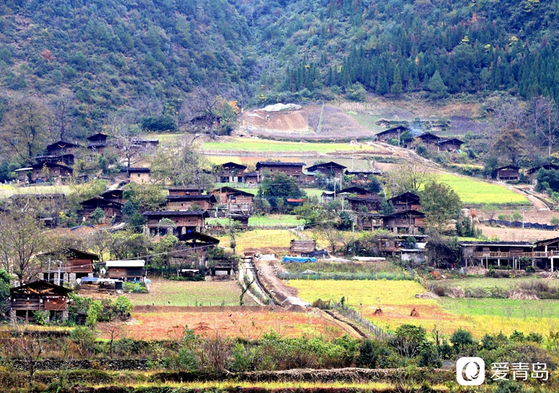 行走中的风景：汹涌奔腾的怒江之水 刀削斧凿的翠绿群山