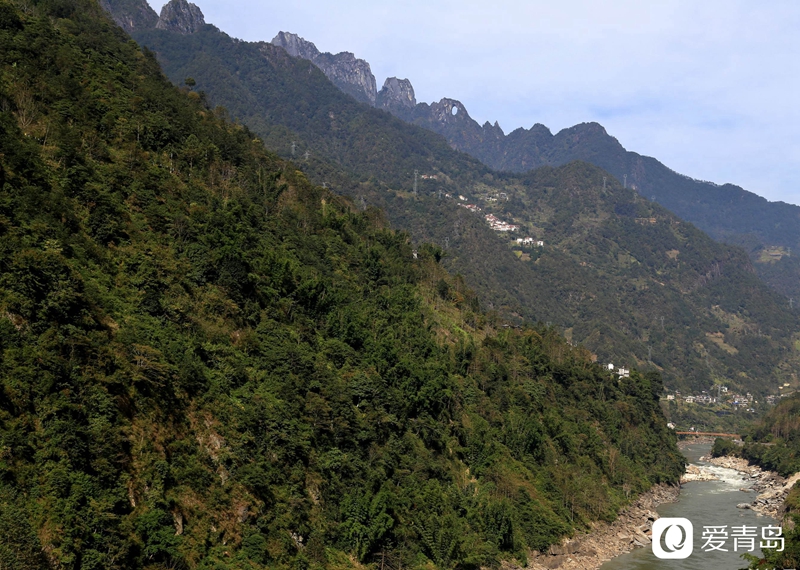行走中的风景：汹涌奔腾的怒江之水 刀削斧凿的翠绿群山