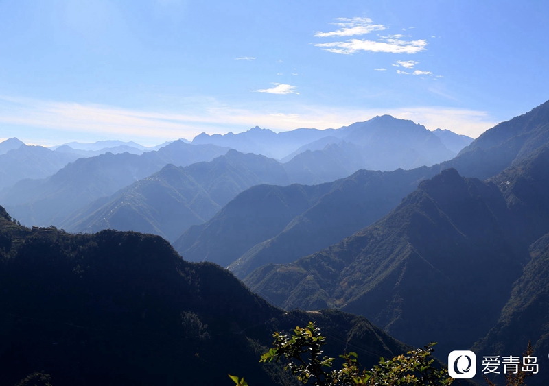 行走中的风景：汹涌奔腾的怒江之水 刀削斧凿的翠绿群山