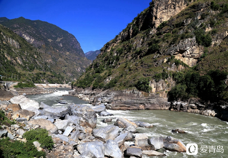 行走中的风景：汹涌奔腾的怒江之水 刀削斧凿的翠绿群山