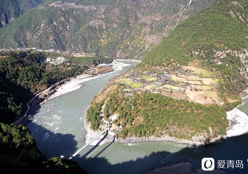 行走中的风景：汹涌奔腾的怒江之水 刀削斧凿的翠绿群山