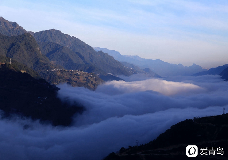 行走中的风景：汹涌奔腾的怒江之水 刀削斧凿的翠绿群山