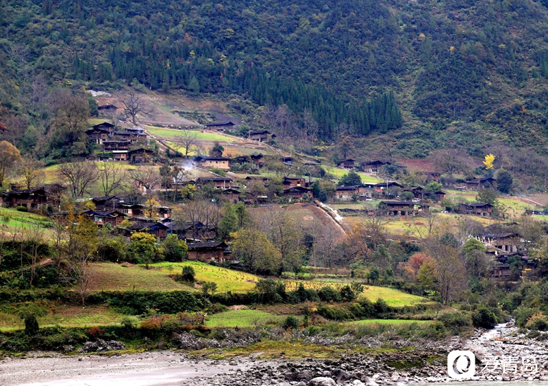行走中的风景：汹涌奔腾的怒江之水 刀削斧凿的翠绿群山