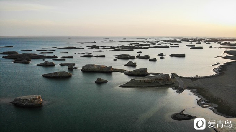 行走中的风景：绝美水上丹霞 群山环抱的人间仙境