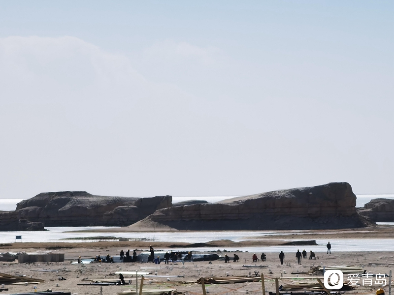 行走中的风景：绝美水上丹霞 群山环抱的人间仙境