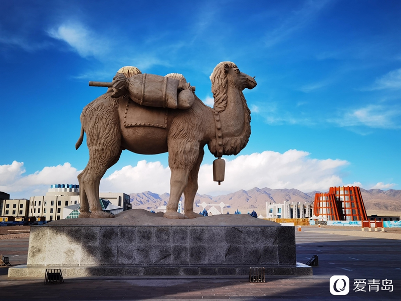 行走中的风景：绝美水上丹霞 群山环抱的人间仙境