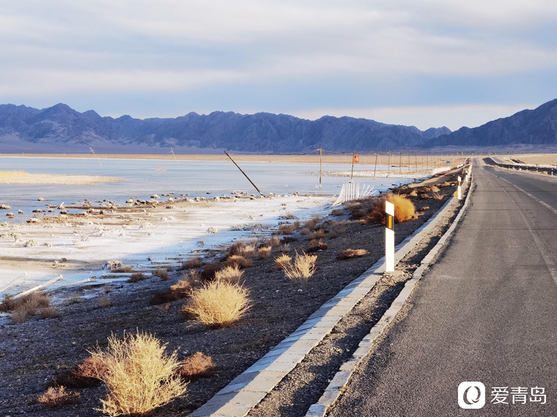 行走中的风景：绝美水上丹霞 群山环抱的人间仙境