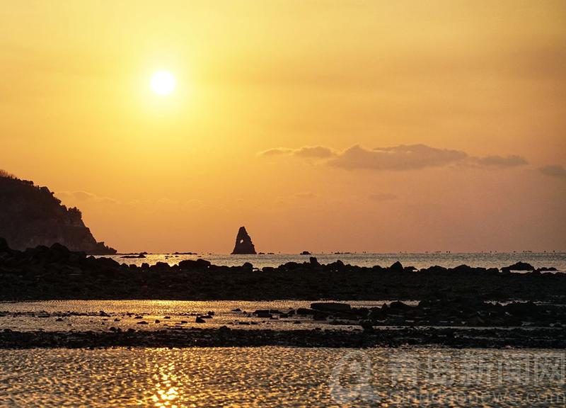 石老人海滨迎接虎年日出 令人振奋和陶醉