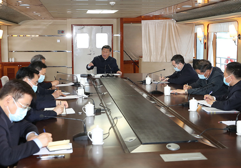 2021年5月13日，习近平总书记在河南南阳市淅川县乘船考察丹江口水库，听取有关情况汇报。